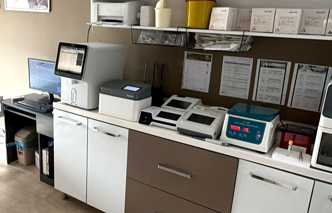Klinik içi laboratuvar: kan sayım cihazı, santrifüj ve hızlı test okuyucuları